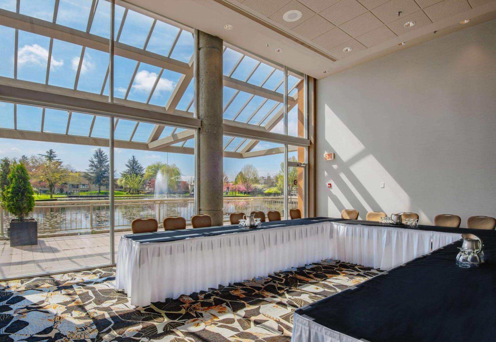 Coast Chilliwack Hotel By Apa Buitenkant foto